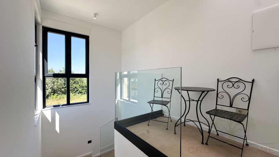 MODERNE NEUE VILLA MIT BEHEIZTEM POOL&comma; SAUNA UND JACUZZI - KOMPLETT EINGERICHTET