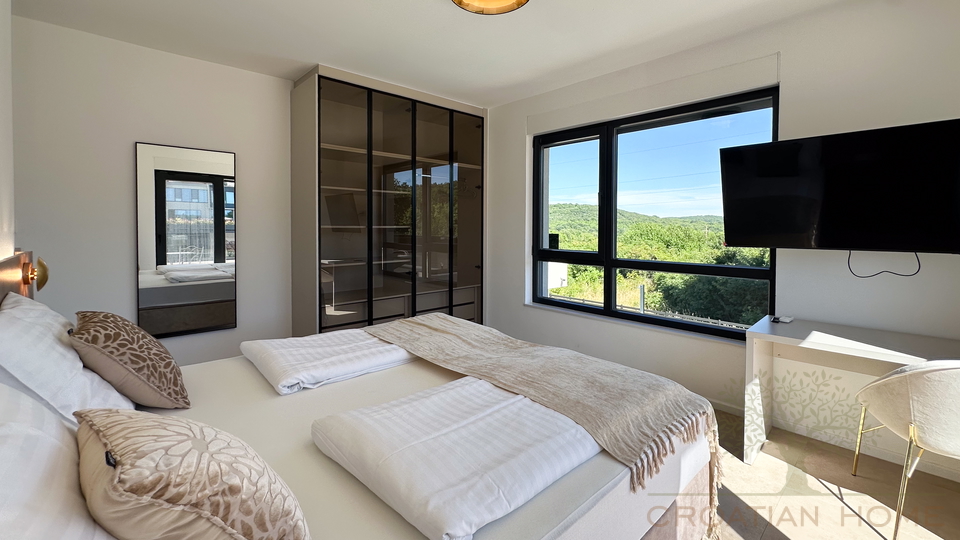 MODERNE NEUE VILLA MIT BEHEIZTEM POOL&comma; SAUNA UND JACUZZI - KOMPLETT EINGERICHTET