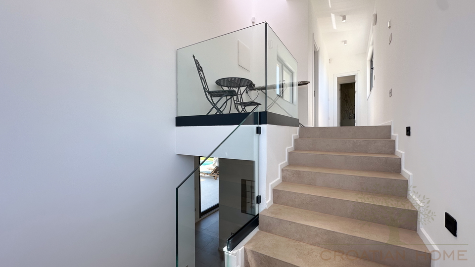 MODERNE NEUE VILLA MIT BEHEIZTEM POOL&comma; SAUNA UND JACUZZI - KOMPLETT EINGERICHTET