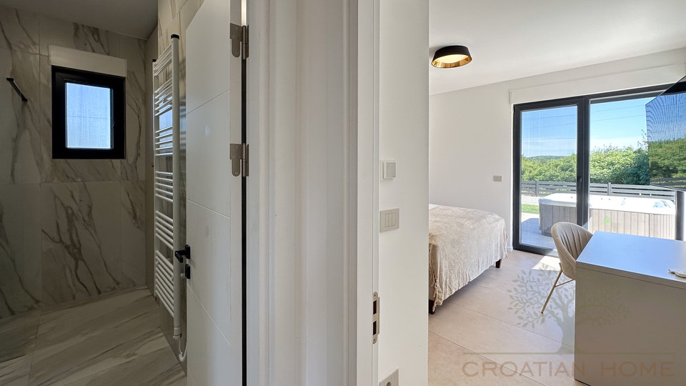 MODERNE NEUE VILLA MIT BEHEIZTEM POOL&comma; SAUNA UND JACUZZI - KOMPLETT EINGERICHTET