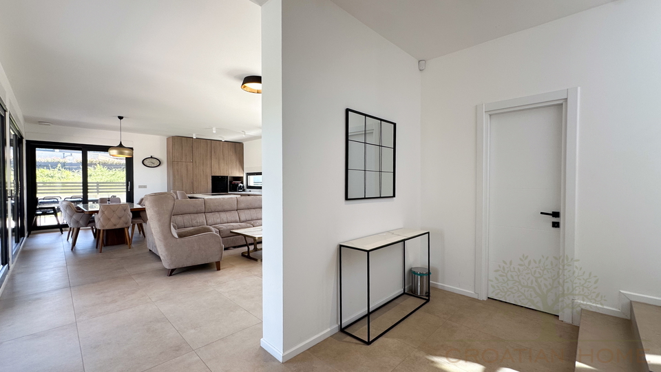 MODERNE NEUE VILLA MIT BEHEIZTEM POOL&comma; SAUNA UND JACUZZI - KOMPLETT EINGERICHTET