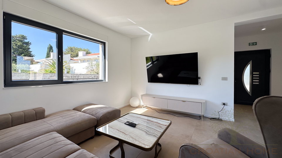 MODERNE NEUE VILLA MIT BEHEIZTEM POOL&comma; SAUNA UND JACUZZI - KOMPLETT EINGERICHTET