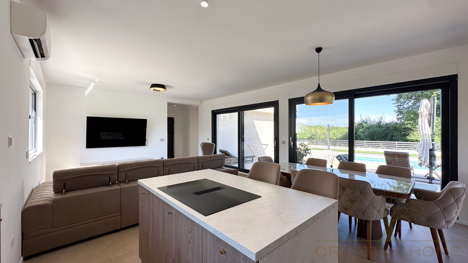 MODERNE NEUE VILLA MIT BEHEIZTEM POOL&comma; SAUNA UND JACUZZI - KOMPLETT EINGERICHTET