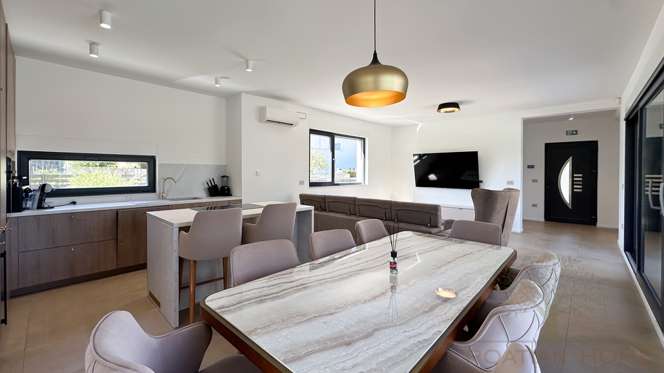 MODERNE NEUE VILLA MIT BEHEIZTEM POOL&comma; SAUNA UND JACUZZI - KOMPLETT EINGERICHTET
