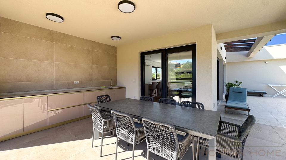 MODERNE NEUE VILLA MIT BEHEIZTEM POOL&comma; SAUNA UND JACUZZI - KOMPLETT EINGERICHTET