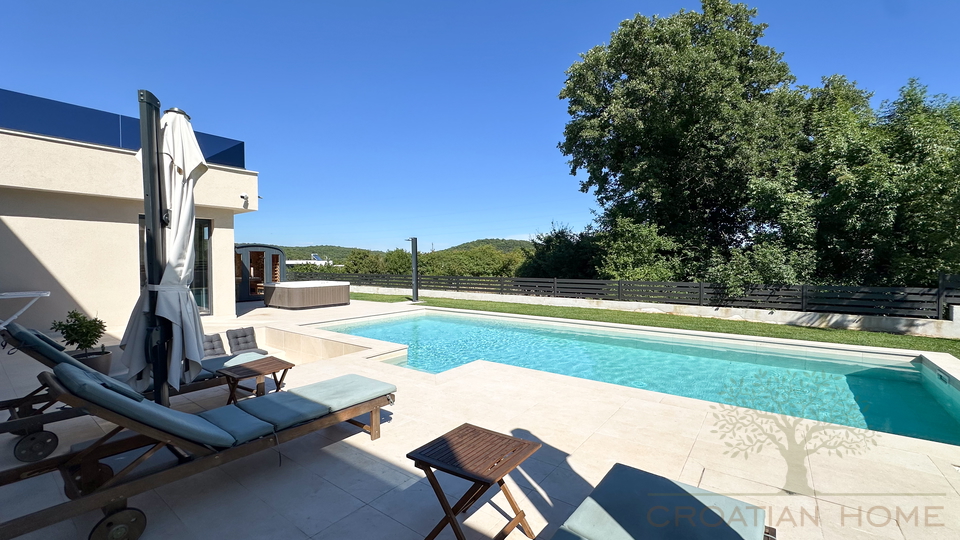 MODERNE NEUE VILLA MIT BEHEIZTEM POOL&comma; SAUNA UND JACUZZI - KOMPLETT EINGERICHTET