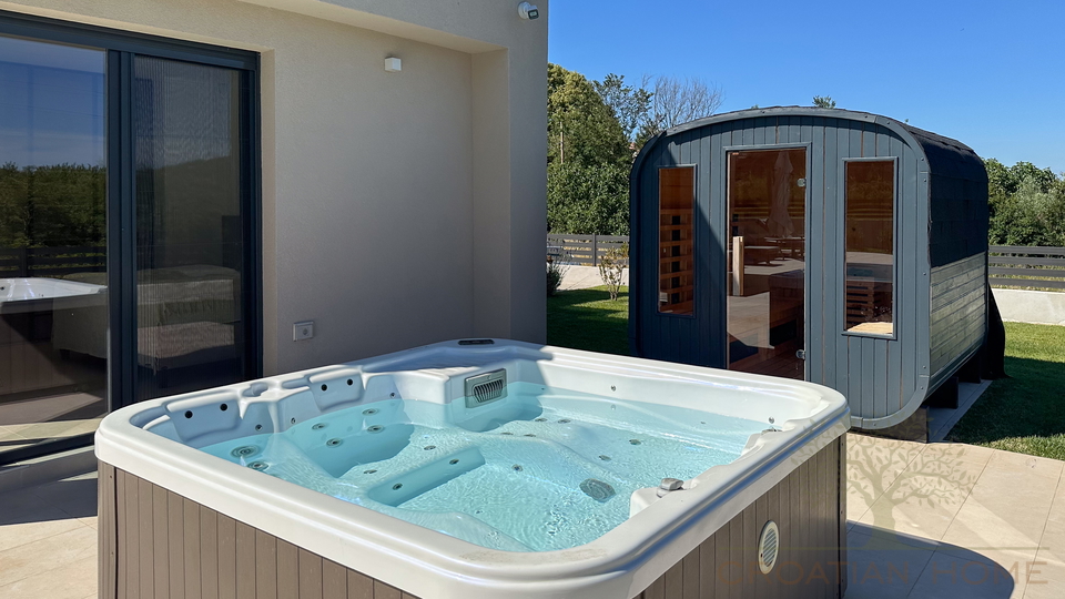 MODERNE NEUE VILLA MIT BEHEIZTEM POOL&comma; SAUNA UND JACUZZI - KOMPLETT EINGERICHTET