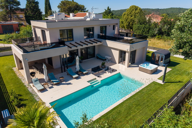 MODERNE NEUE VILLA MIT BEHEIZTEM POOL, SAUNA UND JACUZZI - KOMPLETT EINGERICHTET