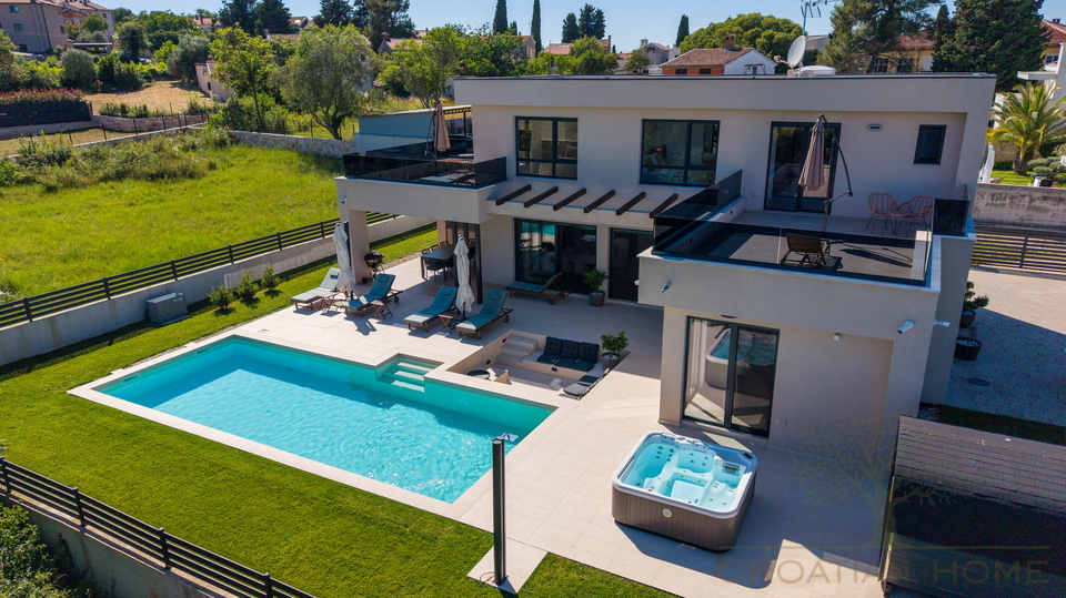 MODERNE NEUE VILLA MIT BEHEIZTEM POOL&comma; SAUNA UND JACUZZI - KOMPLETT EINGERICHTET