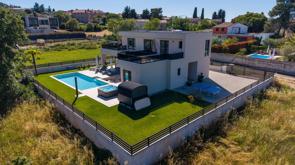 MODERNE NEUE VILLA MIT BEHEIZTEM POOL&comma; SAUNA UND JACUZZI - KOMPLETT EINGERICHTET