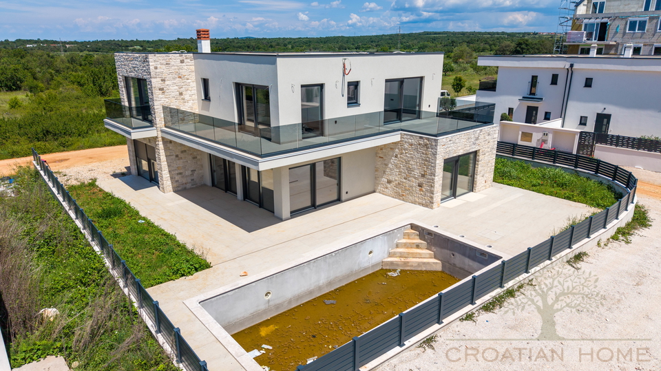 HAUS MIT BEHEIZTEM POOL NEUBAU NUR 2 KM VOM MEER