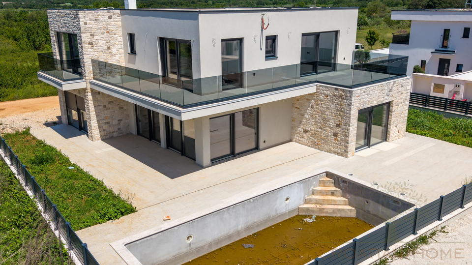 HAUS MIT BEHEIZTEM POOL NEUBAU NUR 2 KM VOM MEER