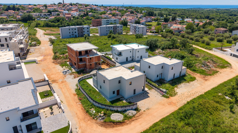 HAUS MIT BEHEIZTEM POOL NEUBAU NUR 2 KM VOM MEER