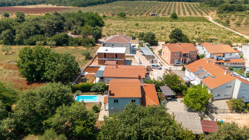 CHARMANTES FERIENHAUS MIT POOL UND GARTENHAUS NUR 2 KM VOM MEER IN RUHIGER LAGE