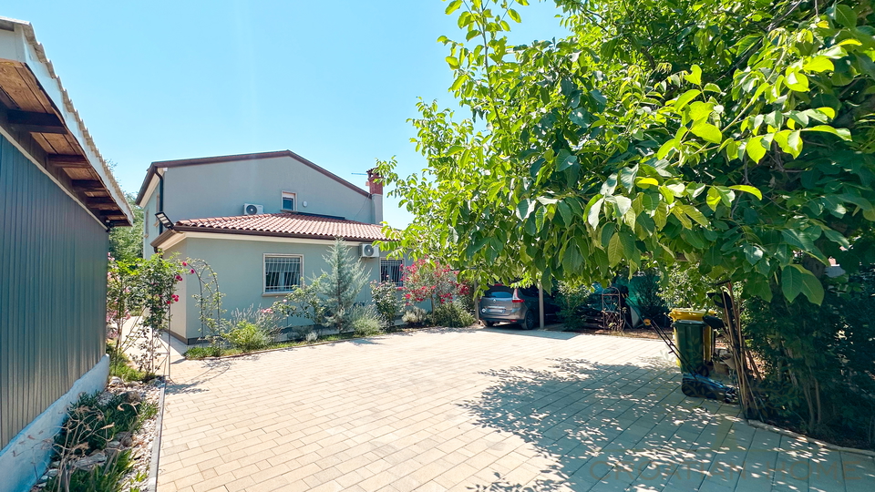 CHARMANTES FERIENHAUS MIT POOL UND GARTENHAUS NUR 2 KM VOM MEER IN RUHIGER LAGE