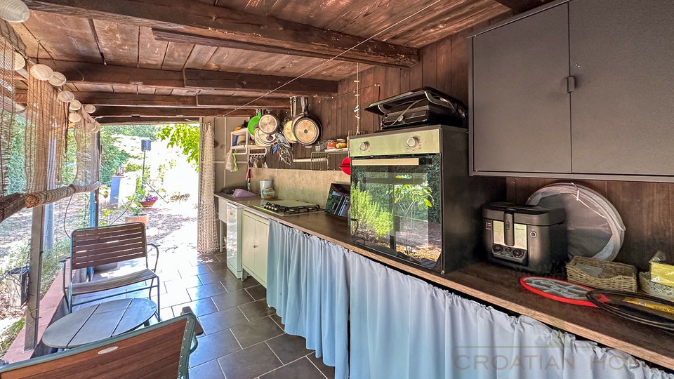 CHARMANTES FERIENHAUS MIT POOL UND GARTENHAUS NUR 2 KM VOM MEER IN RUHIGER LAGE