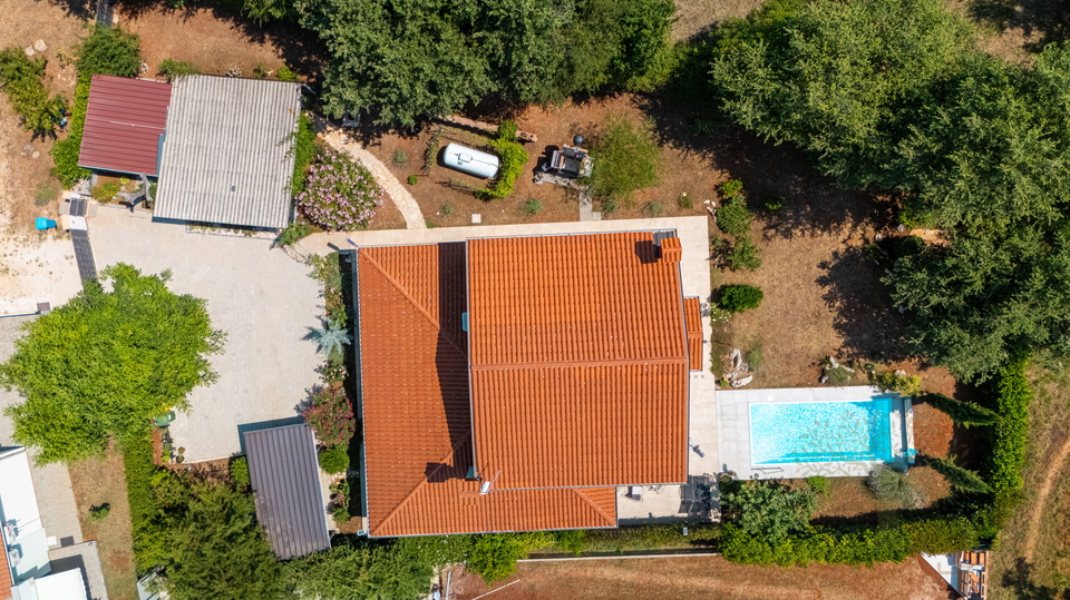 CHARMANTES FERIENHAUS MIT POOL UND GARTENHAUS NUR 2 KM VOM MEER IN RUHIGER LAGE