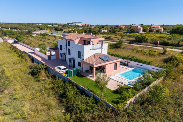 VILLA MIT UNVERBAUTEM BLICK AUF DIE BRIJUNI INSELN UND DAS MEER MIT SALZWASSER -POOL