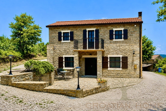 ISTRISCHES STEINHAUS MIT POOL UND GARTEN