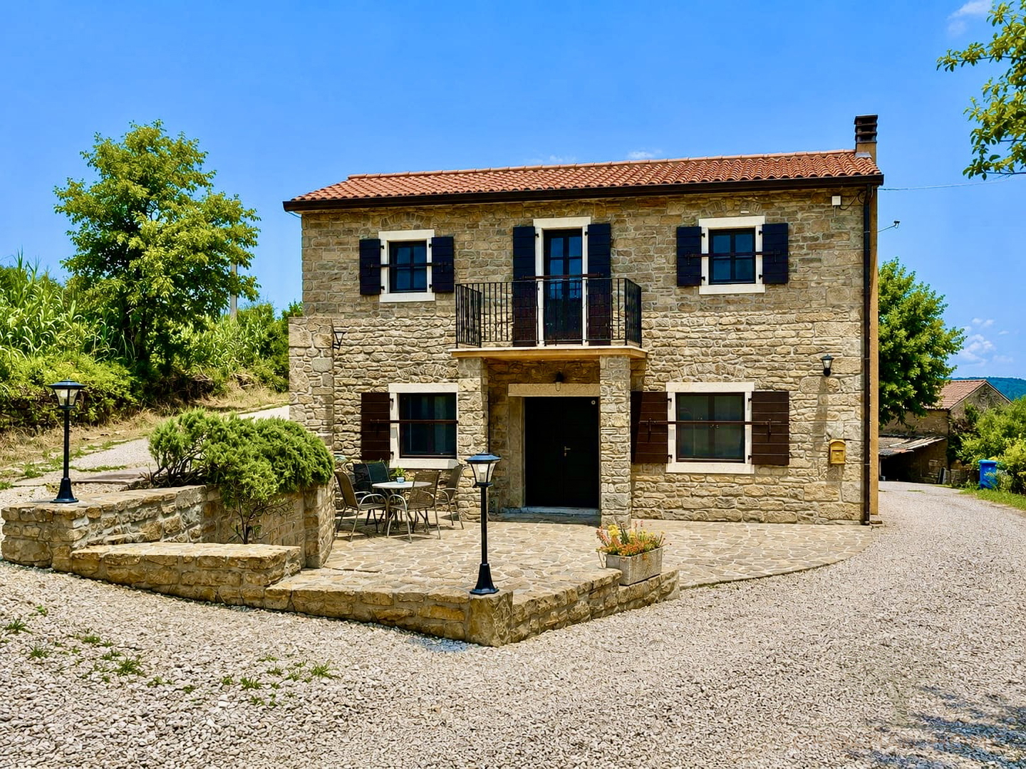 ISTRISCHES STEINHAUS MIT POOL UND GARTEN