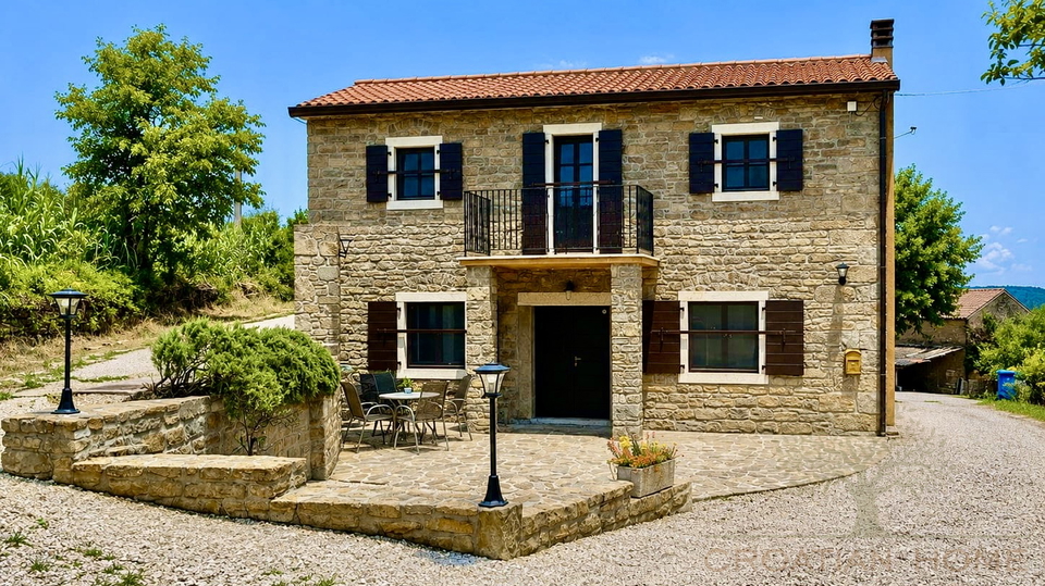 ISTRISCHES STEINHAUS MIT POOL UND GARTEN