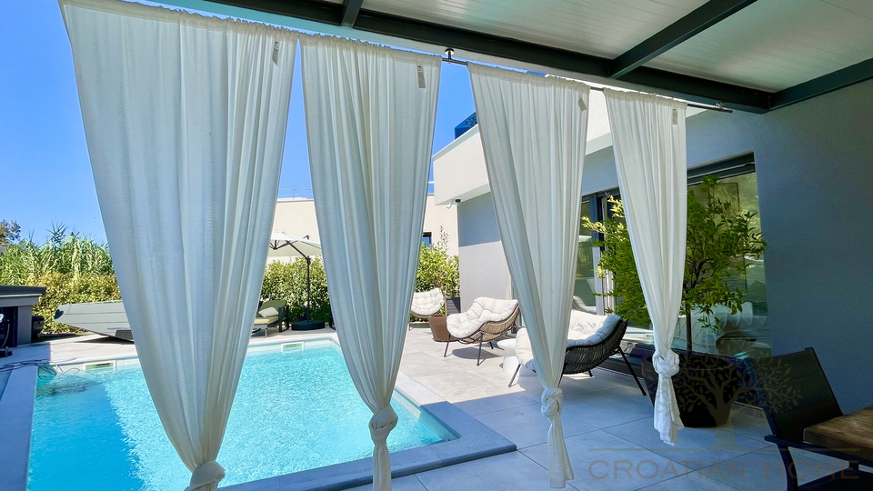 VILLA MIT POOL NUR 80 M VOM MEER MIT MEERBLICK UND GARAGE