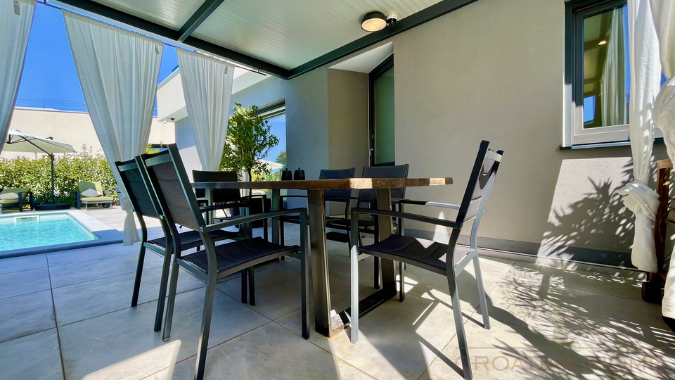 VILLA MIT POOL NUR 80 M VOM MEER MIT MEERBLICK UND GARAGE