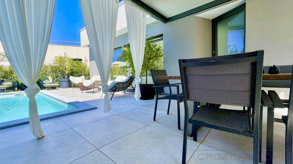VILLA MIT POOL NUR 80 M VOM MEER MIT MEERBLICK UND GARAGE