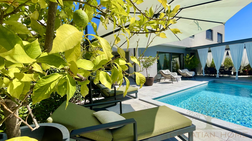 VILLA MIT POOL NUR 80 M VOM MEER MIT MEERBLICK UND GARAGE