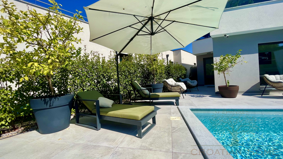 VILLA MIT POOL NUR 80 M VOM MEER MIT MEERBLICK UND GARAGE