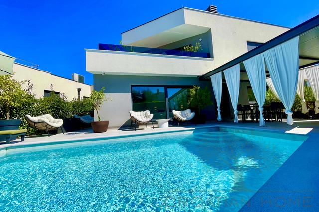 VILLA MIT POOL NUR 80 M VOM MEER MIT MEERBLICK UND GARAGE