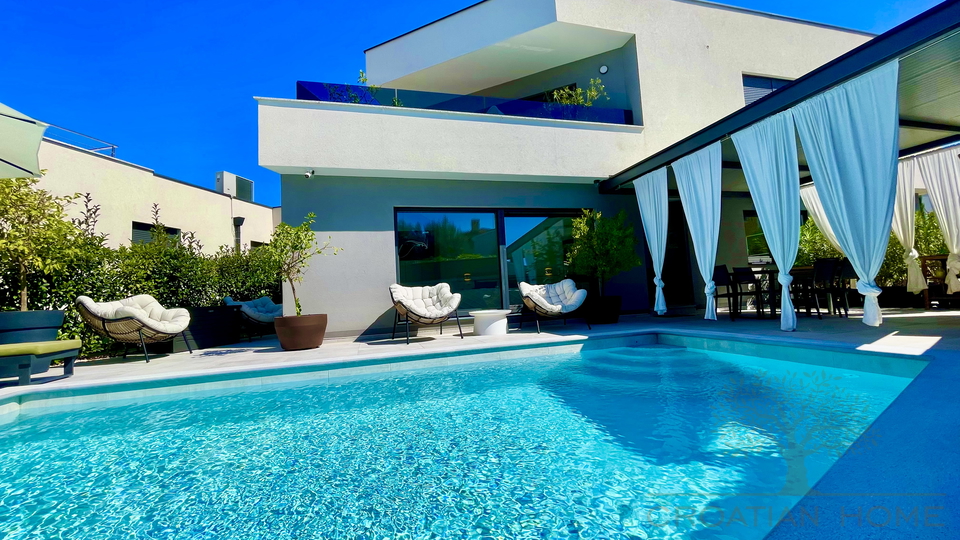 VILLA MIT POOL NUR 80 M VOM MEER MIT MEERBLICK UND GARAGE