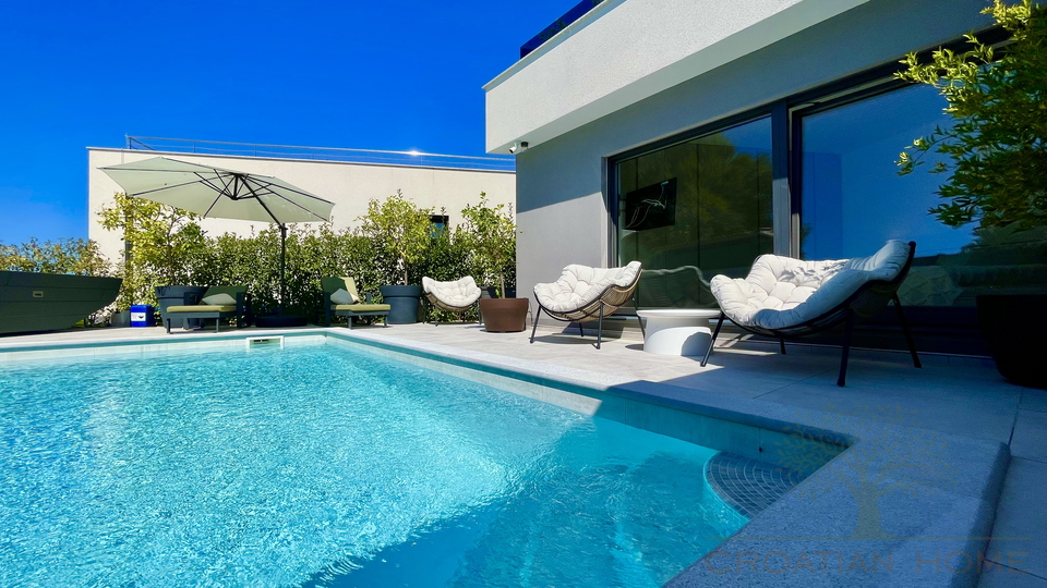 VILLA MIT POOL NUR 80 M VOM MEER MIT MEERBLICK UND GARAGE