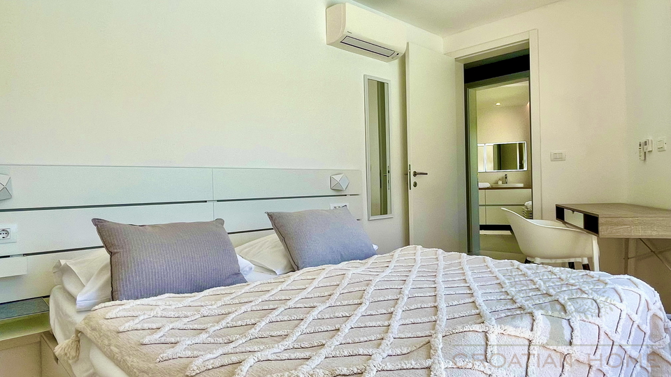 VILLA MIT POOL NUR 80 M VOM MEER MIT MEERBLICK UND GARAGE