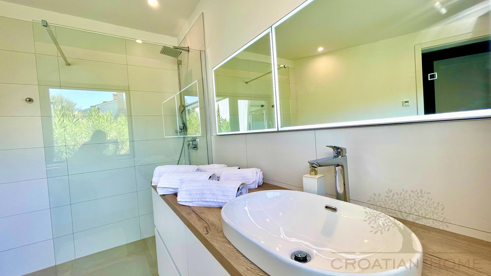 VILLA MIT POOL NUR 80 M VOM MEER MIT MEERBLICK UND GARAGE