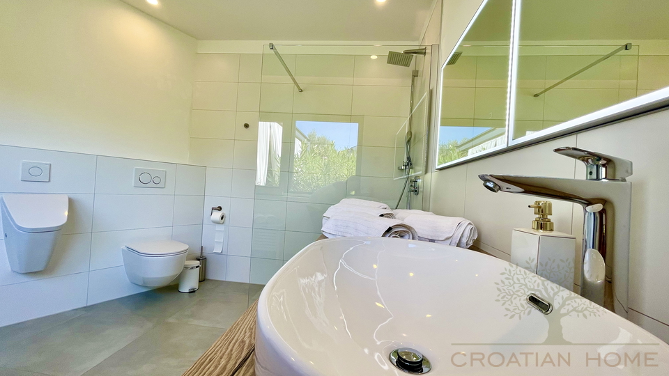 VILLA MIT POOL NUR 80 M VOM MEER MIT MEERBLICK UND GARAGE