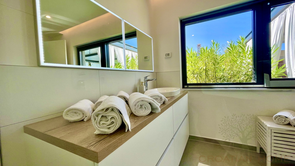 VILLA MIT POOL NUR 80 M VOM MEER MIT MEERBLICK UND GARAGE