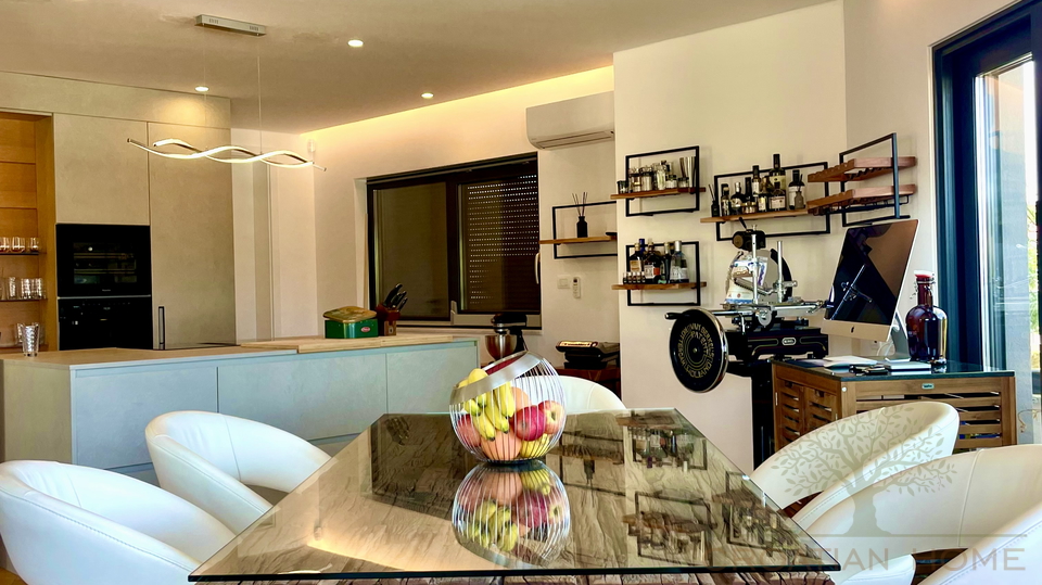 VILLA MIT POOL NUR 80 M VOM MEER MIT MEERBLICK UND GARAGE