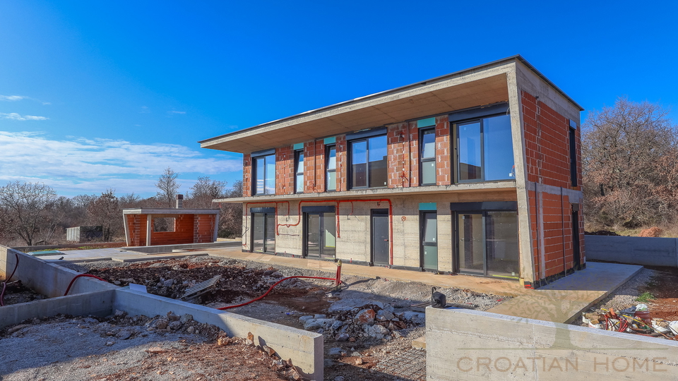 EXCLUSIVE MODERNE VILLA IN RUHIGER LAGE BEI PORE&Ccaron;