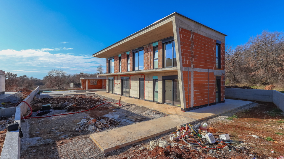 EXCLUSIVE MODERNE VILLA IN RUHIGER LAGE BEI PORE&Ccaron;