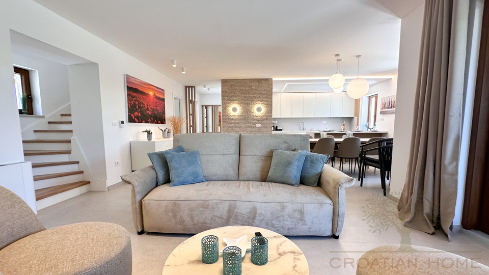 MEDITERRANE VILLA MIT EINLIEGERWOHNUNG UND POOL