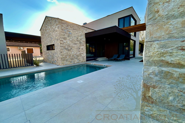 NEUBAU VILLA MIT POOL NUR 1500 M VOM MEER