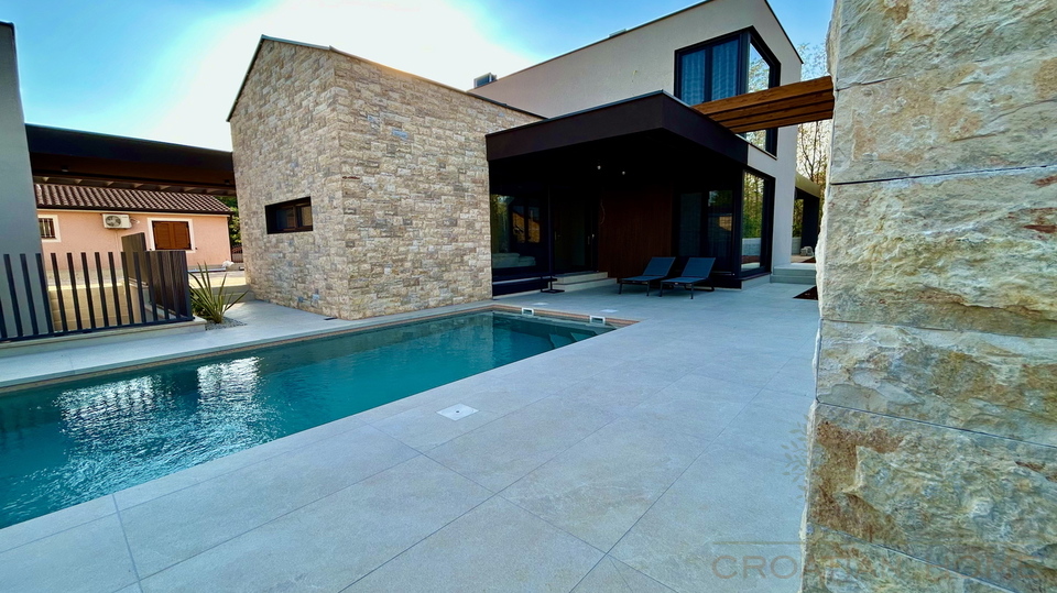 NEUBAU VILLA MIT POOL NUR 1500 M VOM MEER