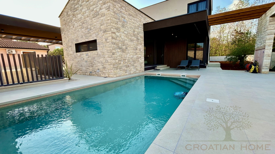 NEUBAU VILLA MIT POOL NUR 1500 M VOM MEER