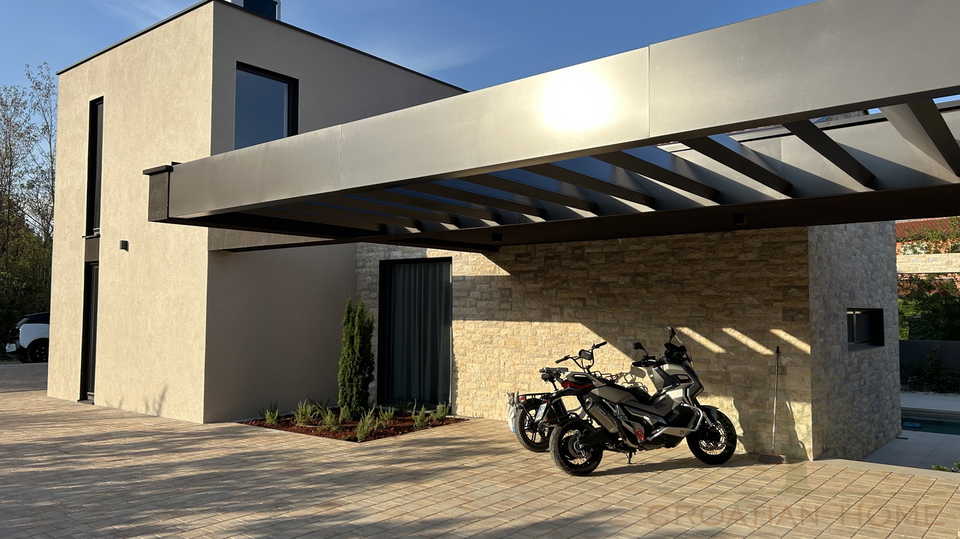 NEUBAU VILLA MIT POOL NUR 1500 M VOM MEER