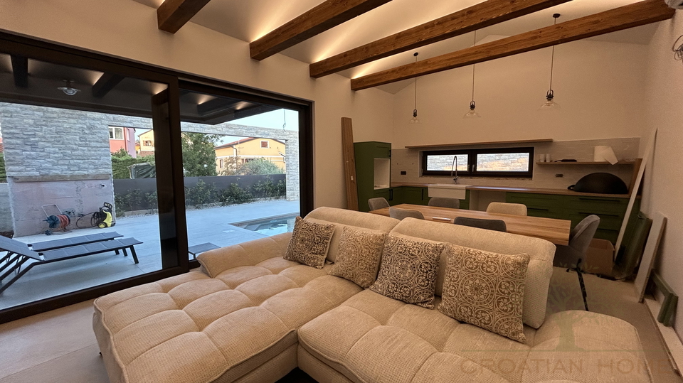 NEUBAU VILLA MIT POOL NUR 1500 M VOM MEER