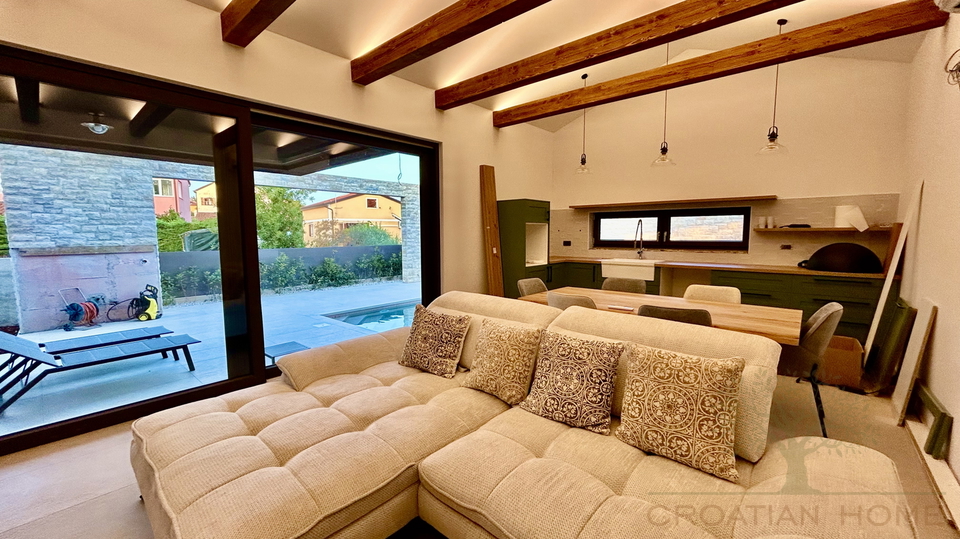 NEUBAU VILLA MIT POOL NUR 1500 M VOM MEER