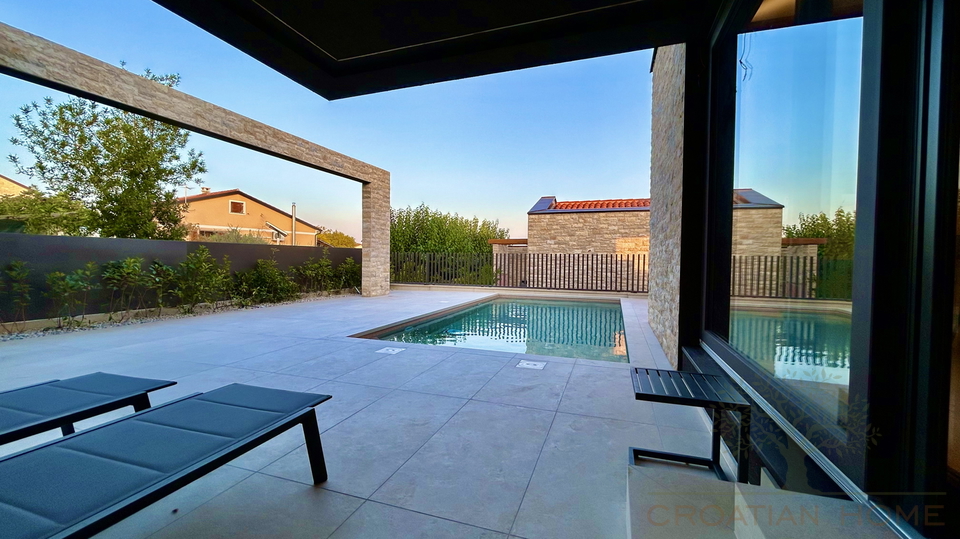 NEUBAU VILLA MIT POOL NUR 1500 M VOM MEER