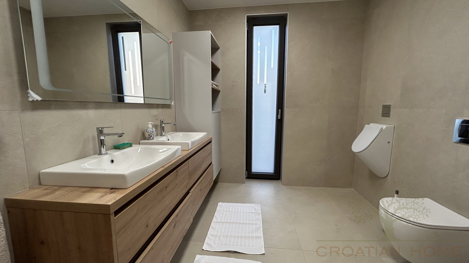 NEUBAU VILLA MIT POOL NUR 1500 M VOM MEER