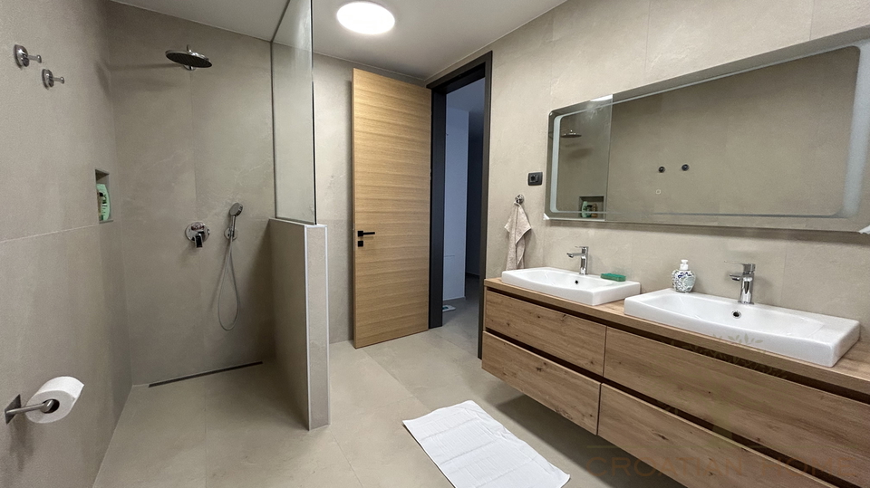 NEUBAU VILLA MIT POOL NUR 1500 M VOM MEER